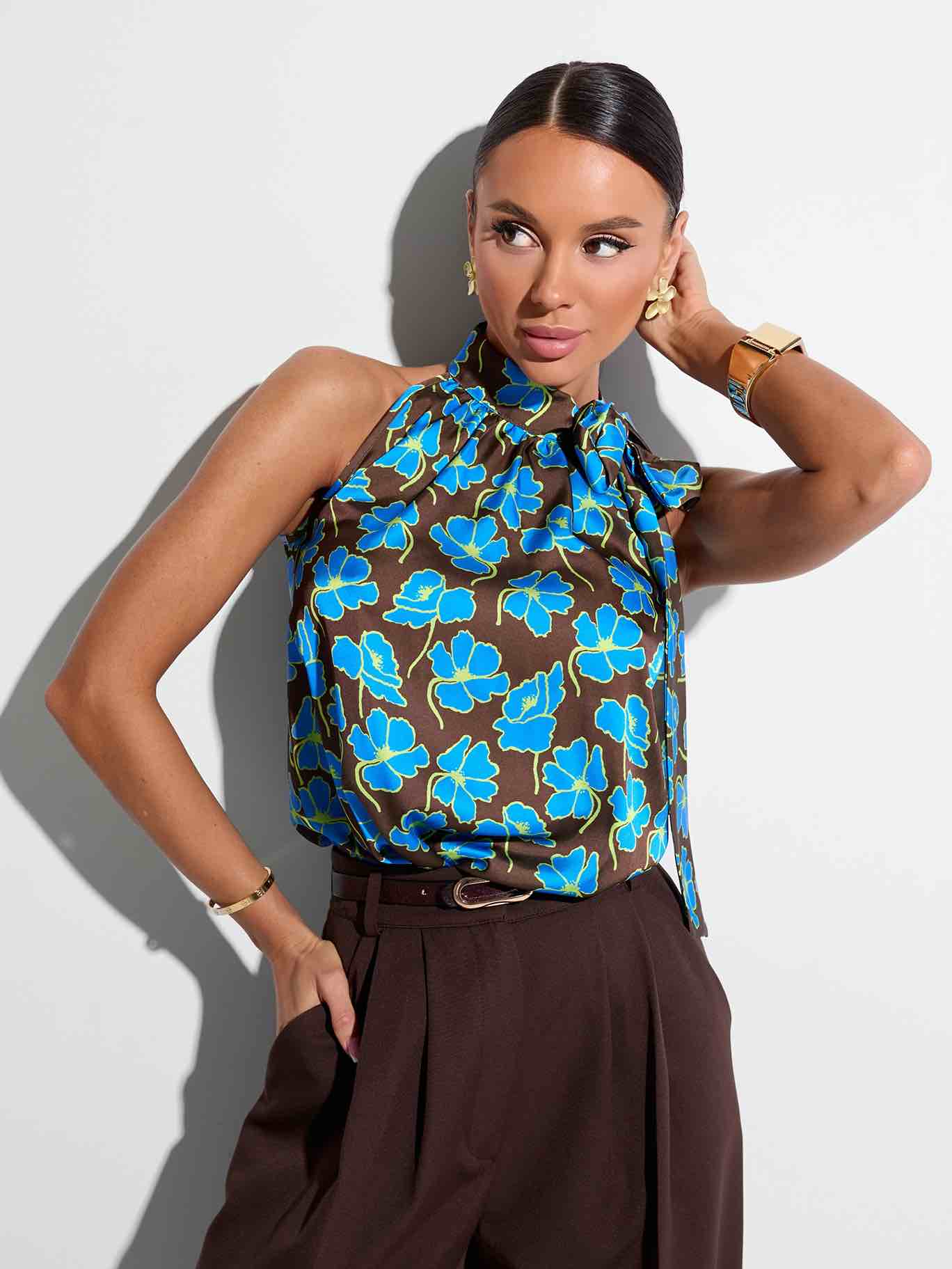 Блузка атласная без рукавов, шоколадно-голубая