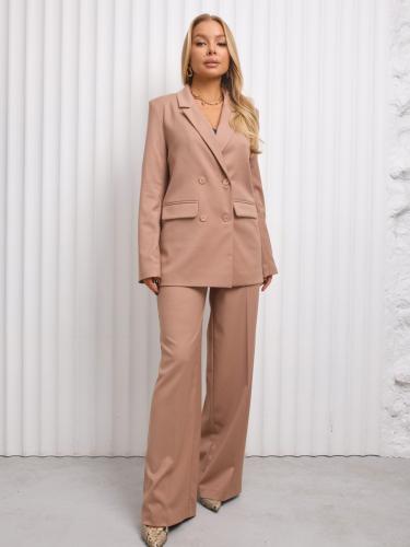 Костюм женский с двубортным жакетом