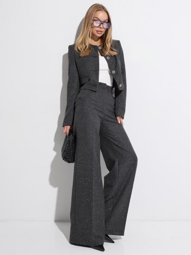 Костюм с брюками и укороченным жакетом 