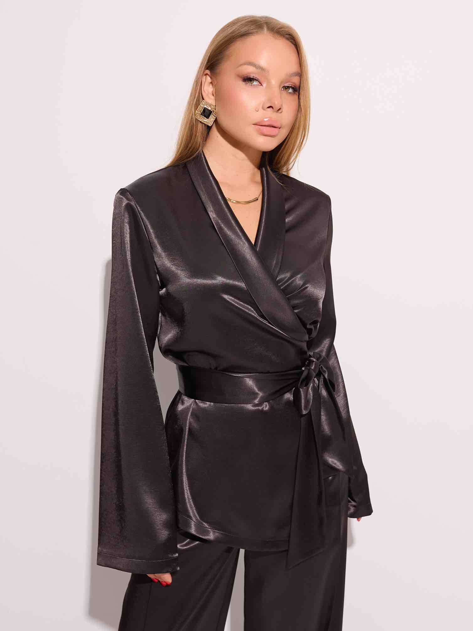 Атласный жакет с поясом в пижамном стиле, черный