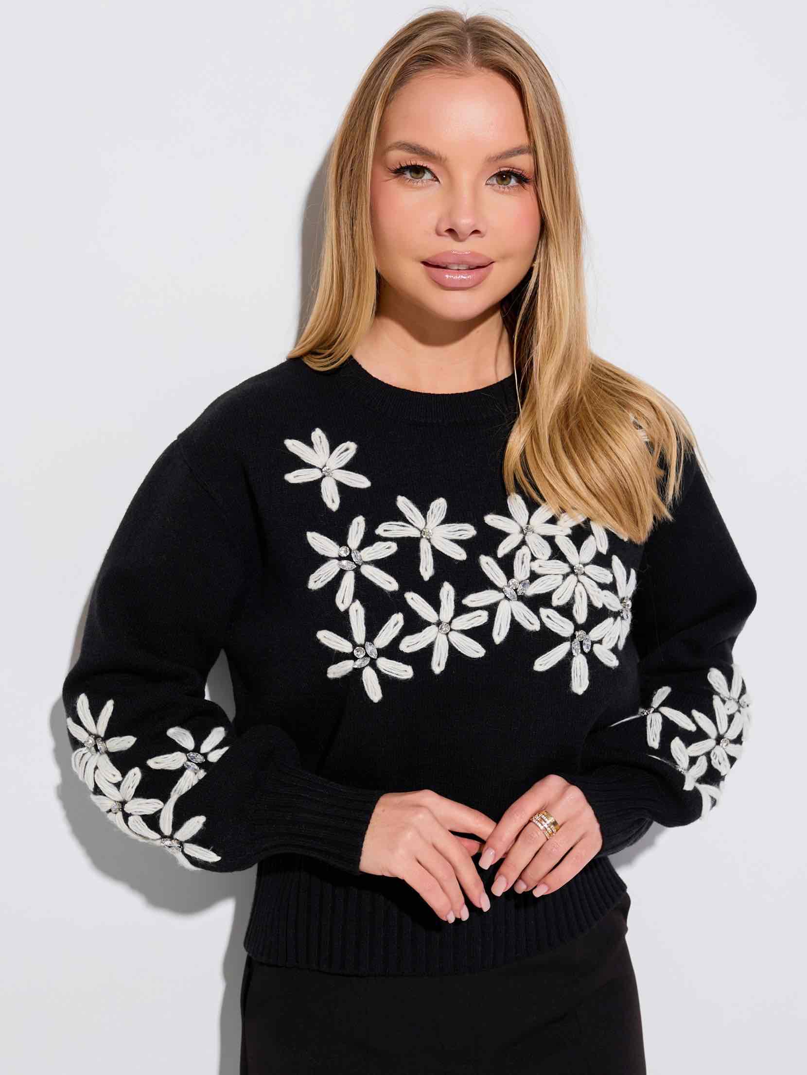 Свитер с белыми цветами, черный