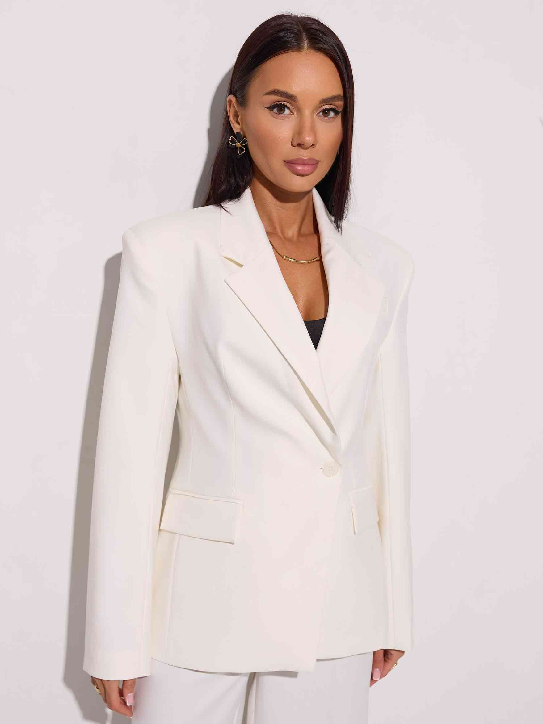 Жакет приталенный с акцентными плечами, белый