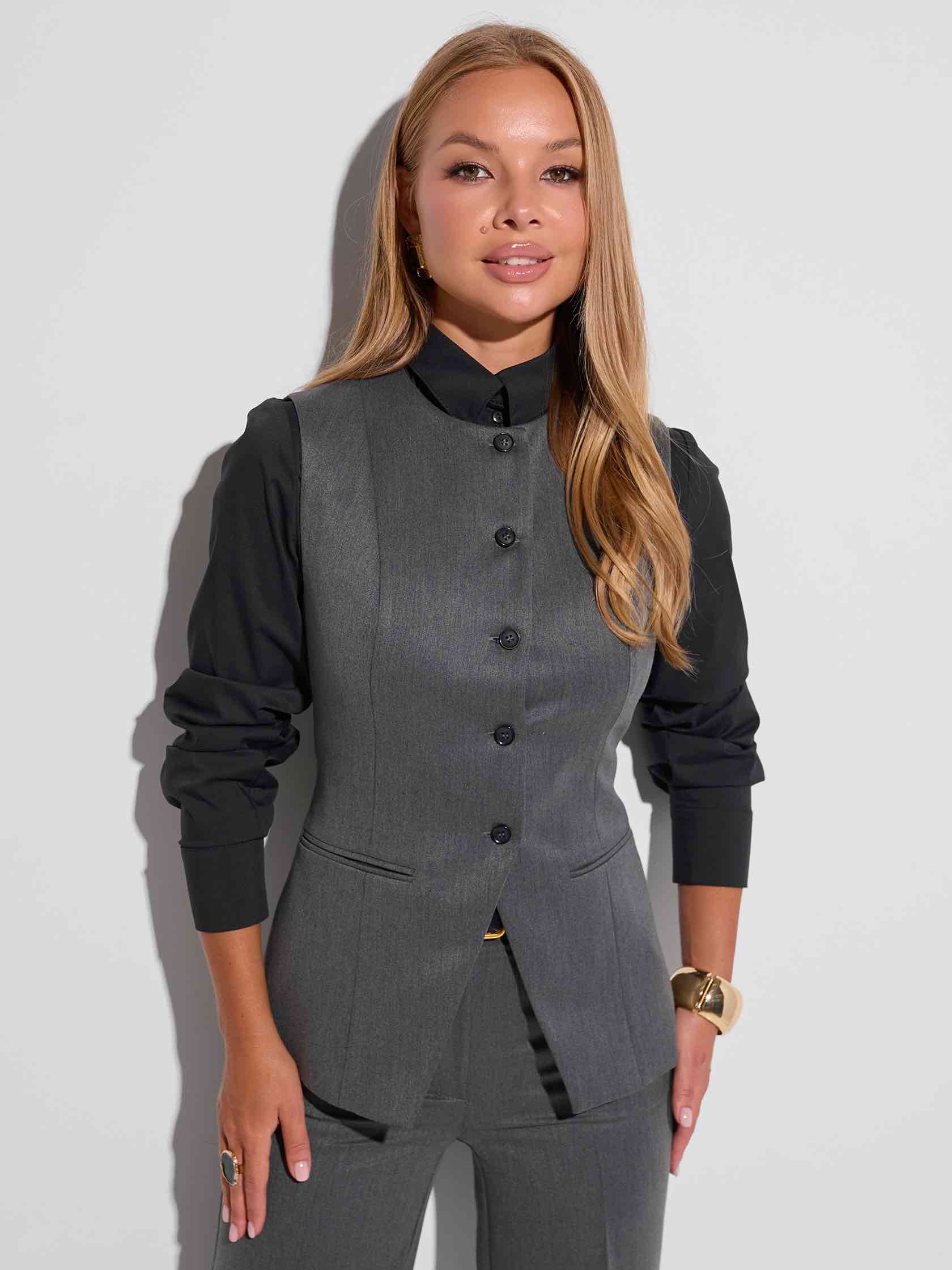 Жилет приталенный с баской из вискозы, темно-серый