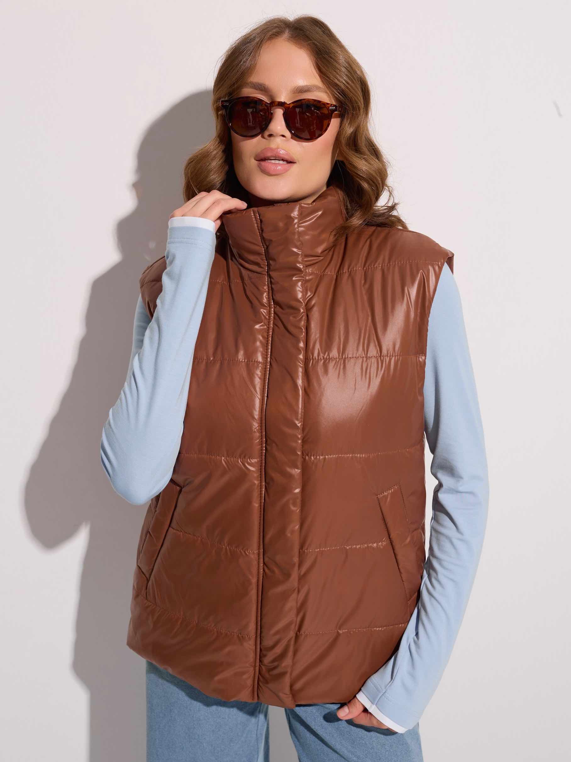 Жилет женский утепленный прямого кроя, карамельный