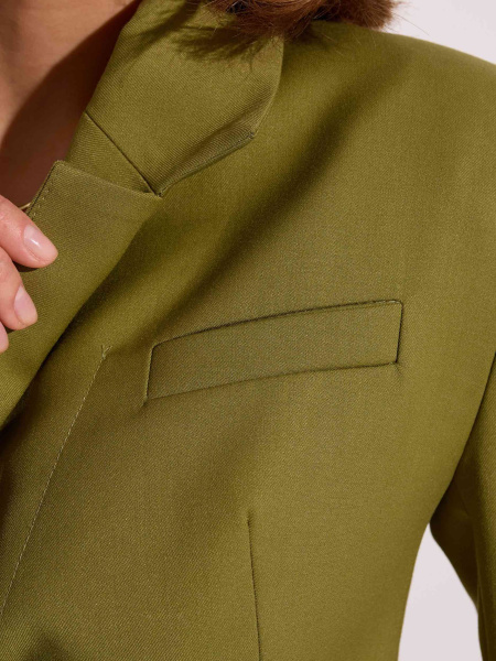 Жакет приталенный с акцентными плечами, оливковый