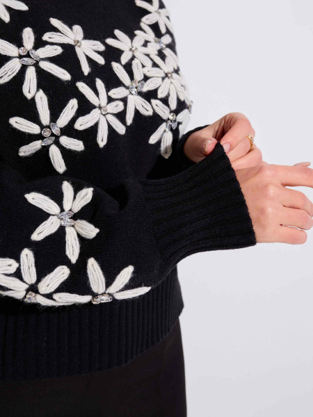 Свитер с белыми цветами, черный