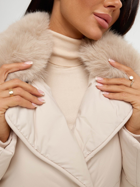 Зимнее пальто с капюшоном и меховым воротником