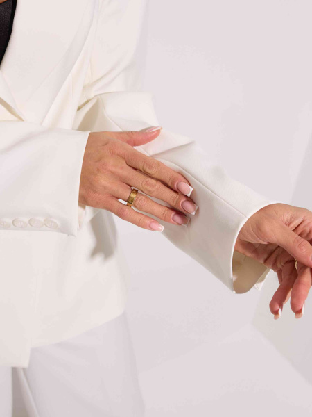 Жакет приталенный с акцентными плечами, белый