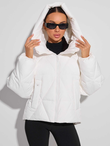 Зимний пуховик укороченный с капюшоном, жемчужно-белый