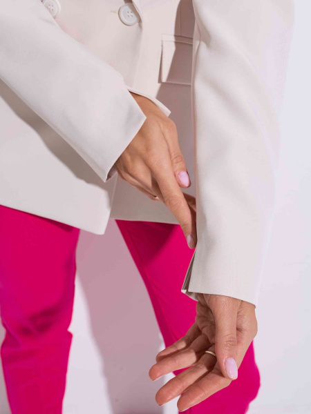 Жакет женский приталенный двубортный, бежевый