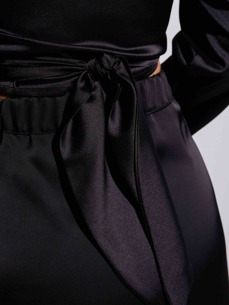 Блузка атласная на запах, черная