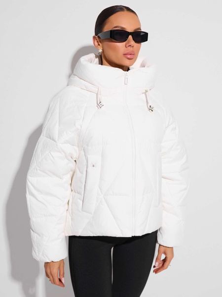 Зимний пуховик укороченный с капюшоном, жемчужно-белый
