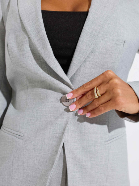 Женский приталенный жакет из поливискозы, светло-серый