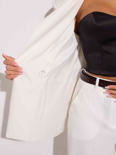 Жакет приталенный с акцентными плечами, белый