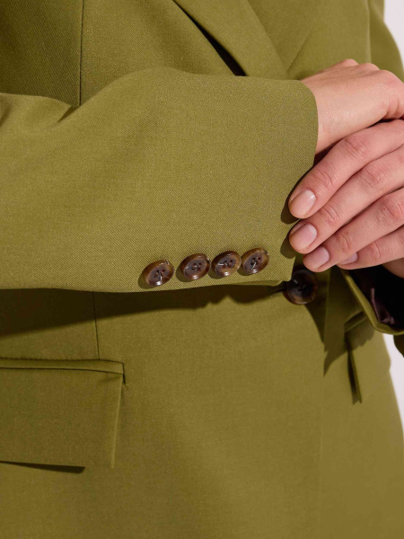 Жакет приталенный с акцентными плечами, оливковый