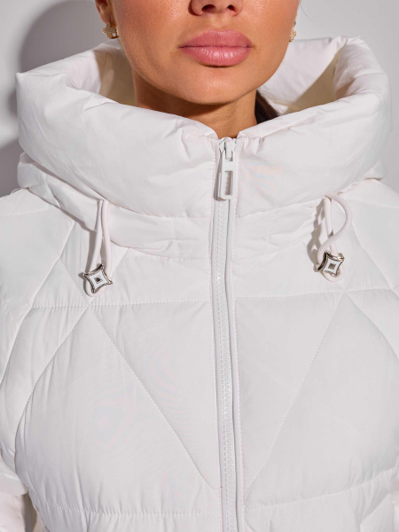 Зимний пуховик укороченный с капюшоном, жемчужно-белый