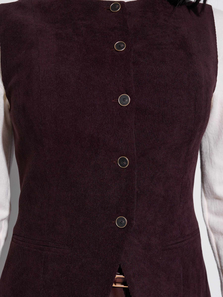 Жилет приталенный с баской из вельвета, горький шоколад 