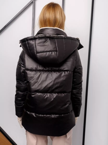 Женская зимняя куртка прямого кроя с капюшоном и экомехом, черная