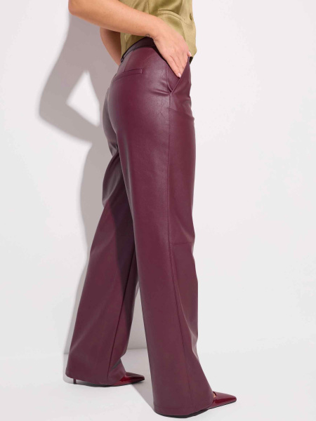 Женские брюки из эко-кожи свободного кроя, марсала
