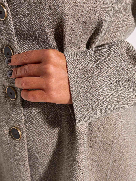 Жакет приталенный из твида с акцентными пуговицами, бежевый