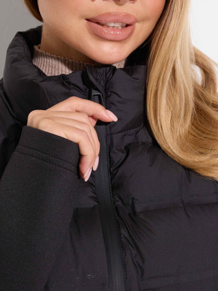 Женский демисезонный пуховик с рукавами из неопрена