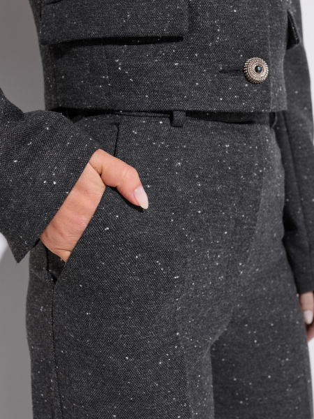 Костюм с брюками и укороченным жакетом 