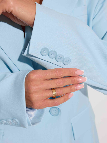 Жакет приталенный с акцентными плечами, светло-голубой