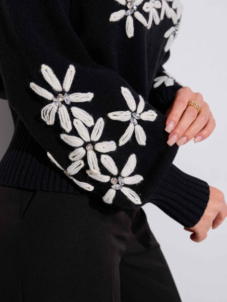 Свитер с белыми цветами, черный