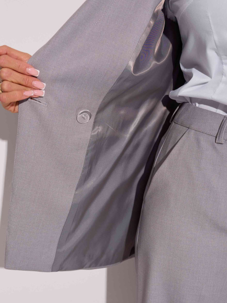 Жакет приталенный с акцентными плечами, светло-серый