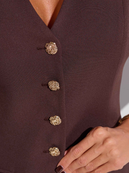 Жилет приталенный с баской и акцентными пуговицами, горький шоколад 
