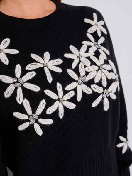 Свитер с белыми цветами, черный