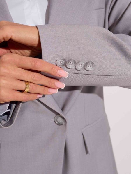 Жакет приталенный с акцентными плечами, светло-серый