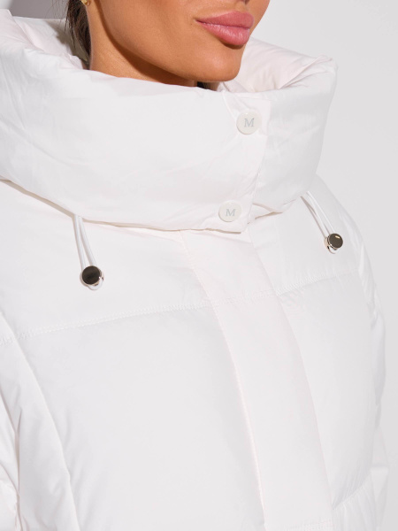 Зимний пуховик удлиненный с капюшоном, жемчужно-белый