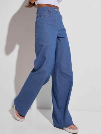 Джинсовый костюм с укороченным жакетом и трубами