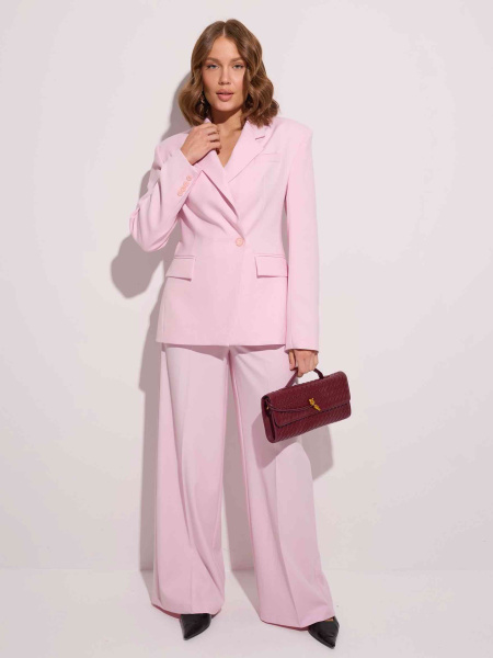 Жакет приталенный с акцентными плечами, светло-розовый