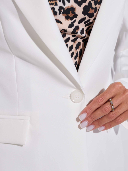 Женский классический приталенный жакет, белый