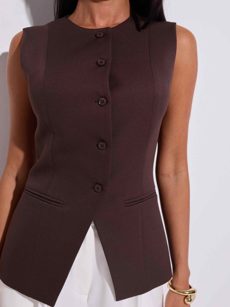 Жилет приталенный с круглой горловиной, горький шоколад