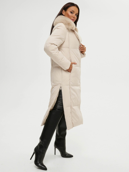 Зимнее пальто с капюшоном и меховым воротником