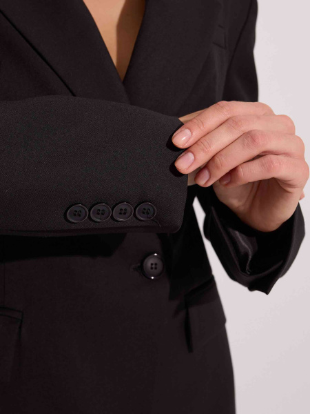 Жакет приталенный с акцентными плечами, черный