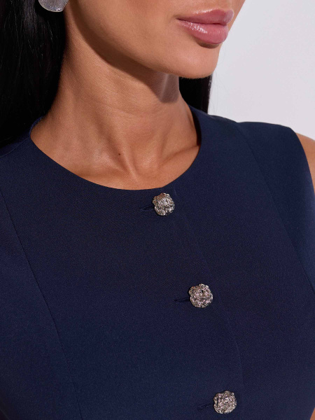 Жилет приталенный с акцентными пуговицами, темно-синий