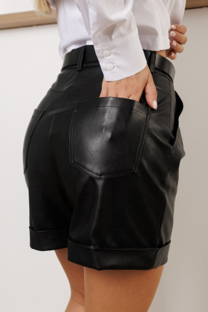 Шорты женские из экокожи с отворотами, черные