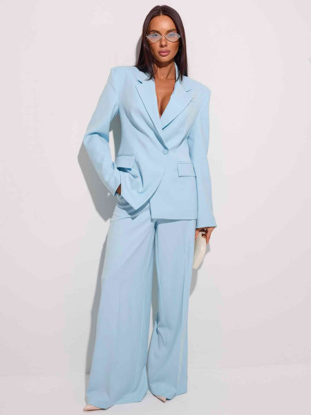 Жакет приталенный с акцентными плечами, светло-голубой