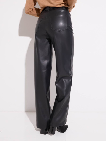 Женские брюки из эко-кожи прямого кроя
