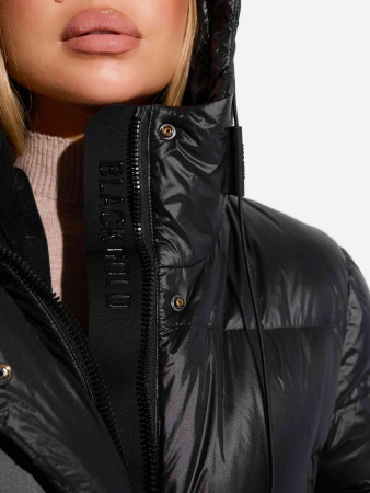 Женский пуховик с капюшоном удлиненный, черное золото