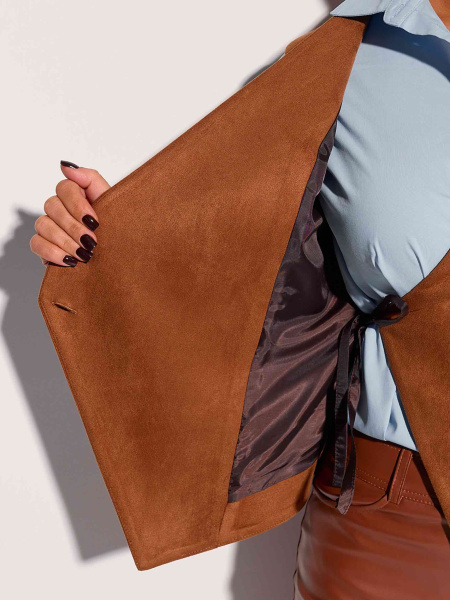 Жилет из экозамши ассиметричный, коричневый 