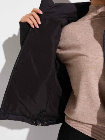 Женский демисезонный пуховик с рукавами из неопрена