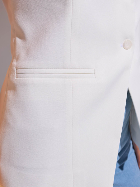 Жилет приталенный с круглой горловиной