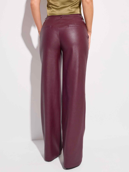 Женские брюки из эко-кожи свободного кроя, марсала