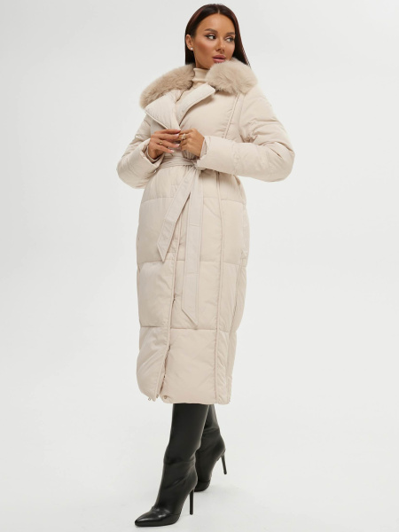 Зимнее пальто с капюшоном и меховым воротником