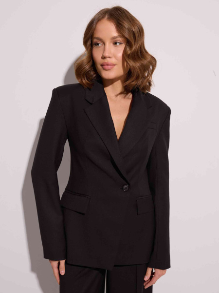 Жакет приталенный с акцентными плечами, черный